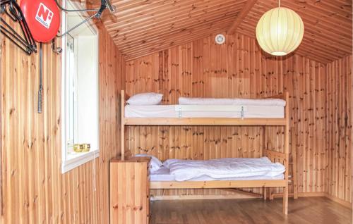 2 beliches num quarto de madeira com uma janela em Amazing Home In Lngaryd With Wifi em Långaryd