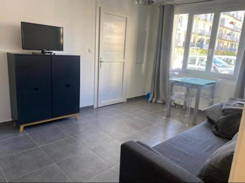 sala de estar con sofá, TV y mesa en Superbe appartement Corte en Corte