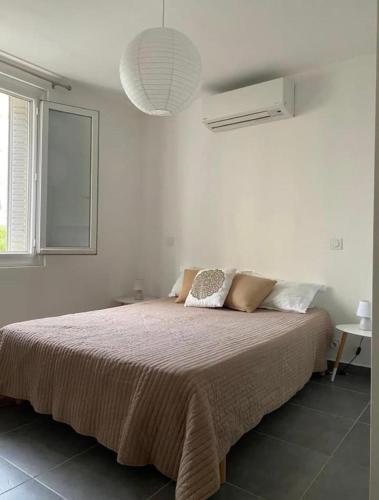 une chambre avec un grand lit dans une pièce blanche dans l'établissement Superbe appartement Corte, à Corte