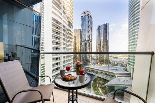 Balkón nebo terasa v ubytování La Buena Vida Holiday Homes - Luxe 1BD, boutique apt full lakeview 1m to Metro, Lake & Almas Tower