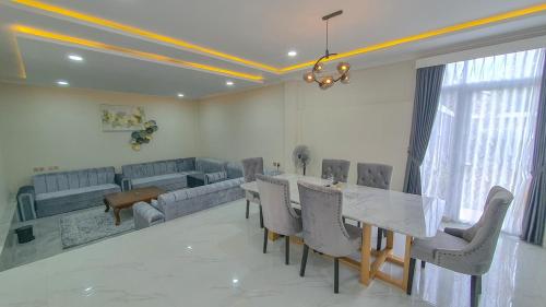 Ruang duduk di Alandalus Royal Puncak