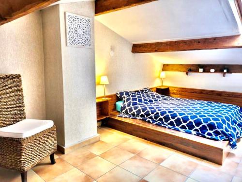 une chambre avec un lit et une chaise dedans dans l'établissement BOULOURIS - Grand 3 pièces 5 personnes avec terrasse à 5min à pied des plages, à Saint-Raphaël