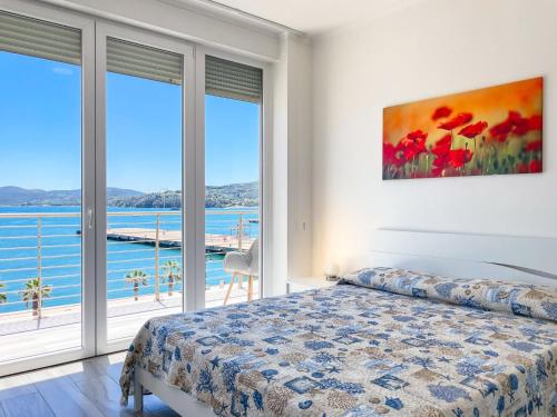 een slaapkamer met een bed en uitzicht op de oceaan bij Appartamento Fronte Mare 20 in Portoferraio