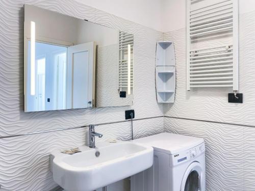 un bagno con lavandino e lavatrice di Appartamento Fronte Mare 20 a Portoferraio