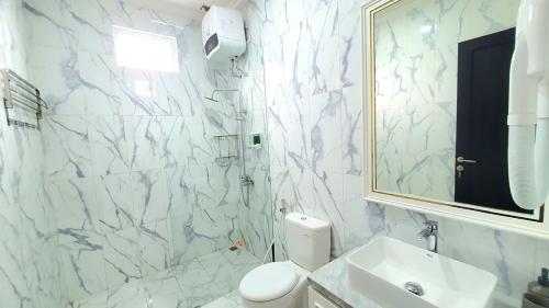 Bilik mandi di Alandalus Royal Puncak