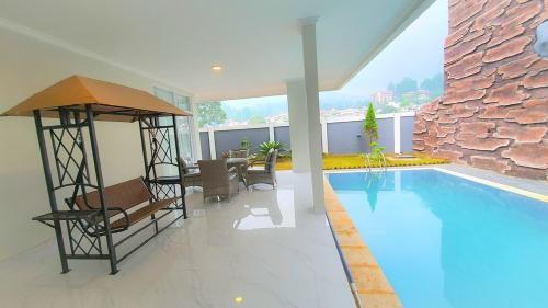 Villa con piscina y casa en Alandalus Royal Puncak, en Sampal 2