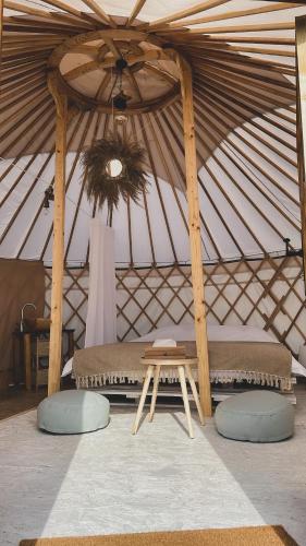 Ruang duduk di Glamping Iurte Mongole Spiritul Zimbrului