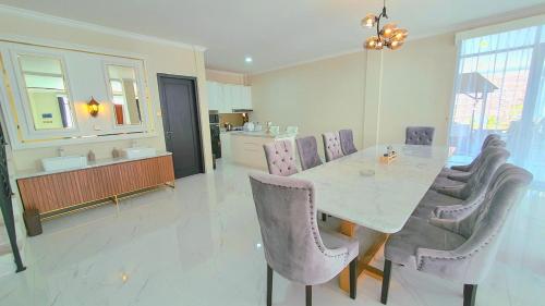 Dapur atau dapur kecil di Alandalus Royal Puncak