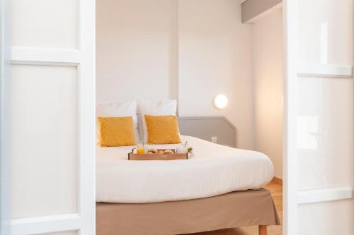 Postel nebo postele na pokoji v ubytování CERISE Dax - Les Jardins du Lac