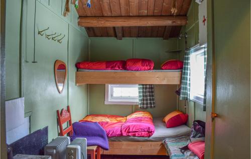 een kleine kamer met 2 stapelbedden bij 2 Bedroom Nice Home In Kvam in Kvam