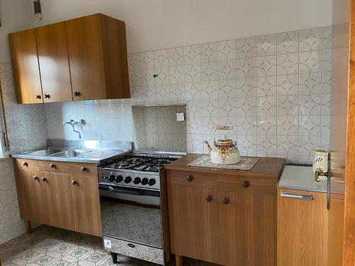 una cucina con piano cottura e lavandino di Lander Residence a Piano dʼArta