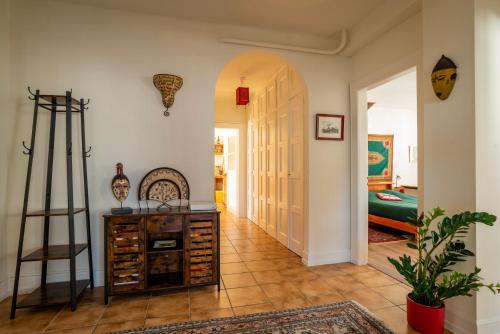 un couloir avec une chambre dotée d'une table et d'une chaise dans l'établissement Strasbourg centre - quartier Gare & Petite France 