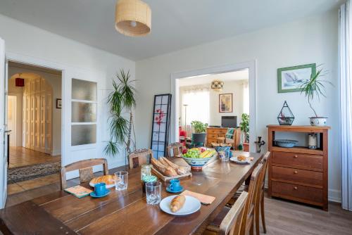 une salle à manger avec une table sur laquelle se trouve de la nourriture dans l'établissement Strasbourg centre - quartier Gare & Petite France 