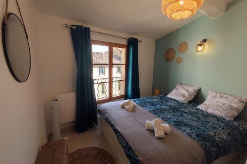 ein Schlafzimmer mit einem Bett mit zwei Handtüchern darauf in der Unterkunft APPART HUMELS - SELF CHECKIN - AC CLIM - iNTRA MUROS - WIFI in Avignon