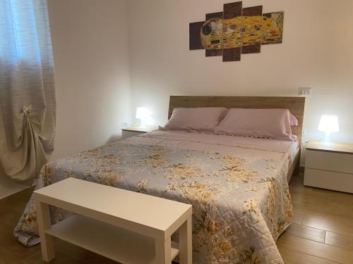 - une chambre avec un lit, une table et deux lampes dans l'établissement La Dependance al Piccolo Borgo, à Crispiano