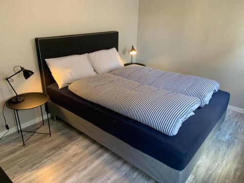 Un pat sau paturi într-o cameră la Notodden Sentrum Apartment NO 8