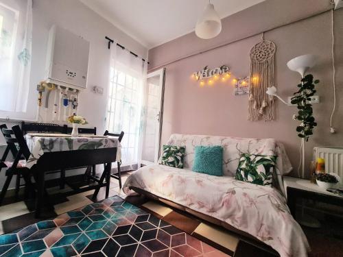 a bedroom with a piano and a bed and a table at Happy House in Năvodari