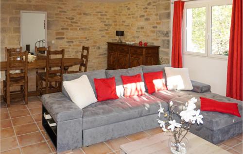 - un salon doté d'un canapé gris avec des oreillers rouges et blancs dans l'établissement Stunning Home In Ferrals Les Corbières, à Ferrals-lès-Corbières