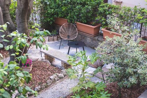 um jardim com uma mesa e uma cadeira no meio em Dimora Pertusa em Orvieto