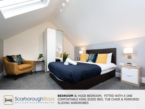 Scarborough Stays - Ashville Lodge - 5 Bedroomed house - Sleeps 9 في سكرابورو: غرفة نوم بسرير ومرآة وكرسي