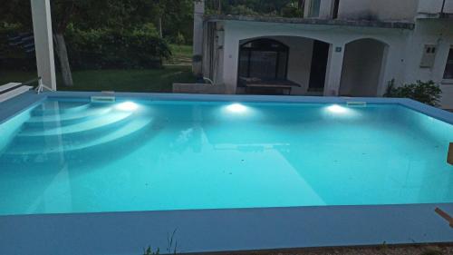 Bazén v ubytování BUNGALOV COZY UNA nebo v jeho okolí