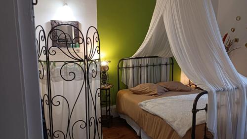 Un pat sau paturi într-o cameră la Domaine du Noble