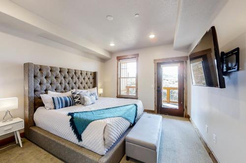 Un dormitorio con una cama grande con un cabecero grande. en Deer Park Dream, en Heber City