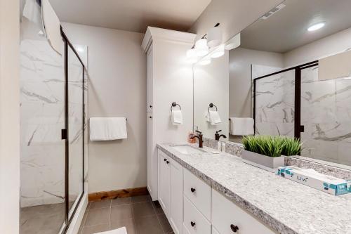 Un baño con dos lavabos y un espejo grande. en Deer Park Dream, en Heber City