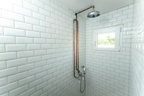 a bathroom with white subway tiles and a shower at Chambre d'hôte près Bordeaux in Bourg-sur-Gironde