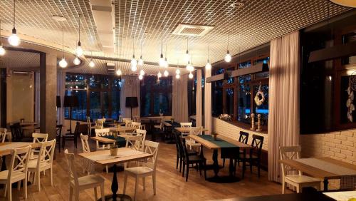 Un restaurante u otro lugar para comer en Hotel Wojciech