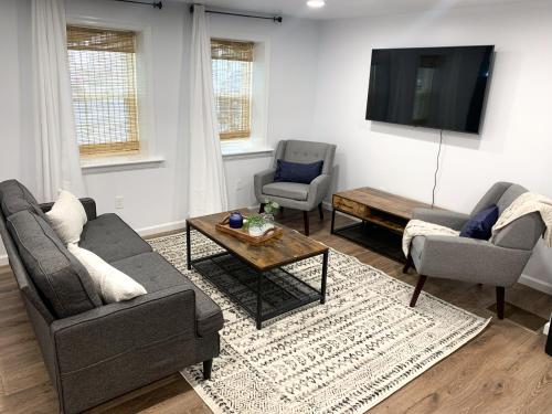 sala de estar con 2 sofás y TV en Newly Remodeled Stouchsburg Cottage, en Myerstown
