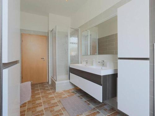 a bathroom with a sink and a shower at Ferienwohnung Leuchtfeuer - Hof Sinswürden in Butjadingen