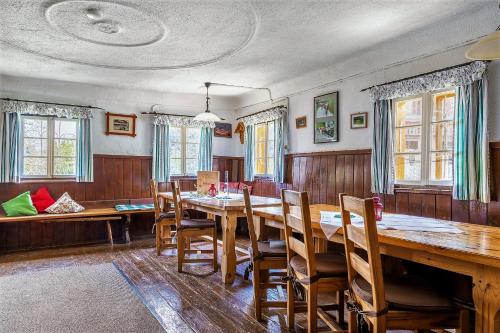 a dining room with a large wooden table and chairs at Vordersattlegghofhütte in Hüttau