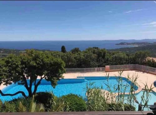 une piscine avec vue sur l'océan dans l'établissement LA MAISON D'AUREL, à La Croix-Valmer