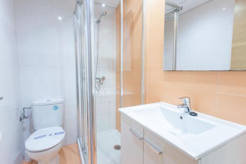 een badkamer met een toilet, een wastafel en een douche bij The Lucky Flats - Artilleros in Alicante