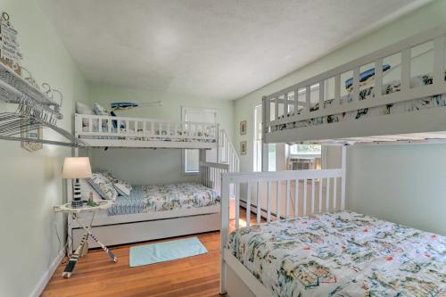 1 dormitorio con 2 literas y escalera en Bayfront Wareham Retreat with Private Beach!, en Wareham