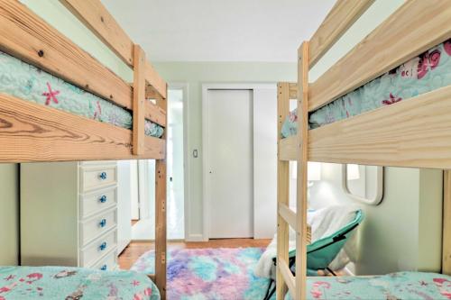 Ein Bett oder Betten in einem Zimmer der Unterkunft Bayfront Wareham Retreat with Private Beach!