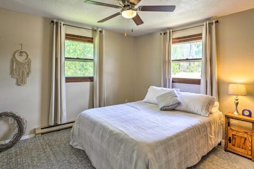 Katil atau katil-katil dalam bilik di Charming Rapid City Apartment Walk to Lake!