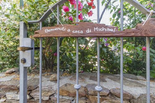 ブドーニにあるVilla with BBQ & Fast Wi-Fi - Sleeps 5, Minutes from the Beachのピンクの花を背景に植えられた庭園の看板