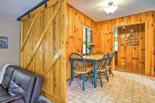 Home in Shasta Lake Near Redding Early Check-In!にあるシーティングエリア