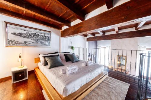 1 dormitorio con 1 cama grande en una habitación en Wood Loft Solferino, en Bolonia