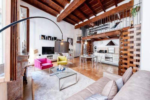 sala de estar con sofá y mesa en Wood Loft Solferino, en Bolonia