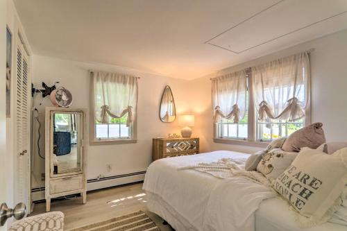 Afbeelding uit fotogalerij van Adorable West Yarmouth Home about 2 Mi to Beach! in West Yarmouth