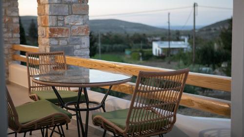 two chairs and a table on a balcony with a view at MNP Apartments in Engares