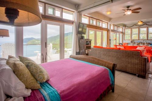 Postel nebo postele na pokoji v ubytování Tortola Adventure Private Villa Ocean-View Pool