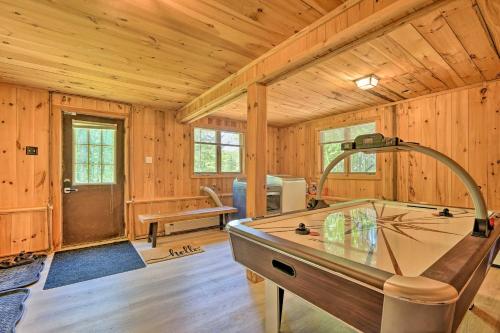Zimmer mit Billardtisch in einer Hütte in der Unterkunft Wilmington Chalet with Hot Tub Less Than 8 Mi to Mount Snow! in Wilmington