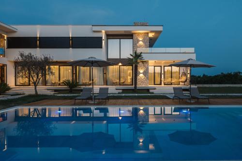 uma casa com uma piscina em frente em La Mandarine em Ulcinj