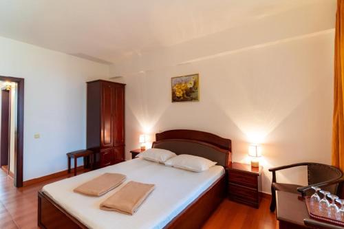 - une chambre avec un lit et 2 serviettes dans l'établissement Hotel Victoria, à Costinesti