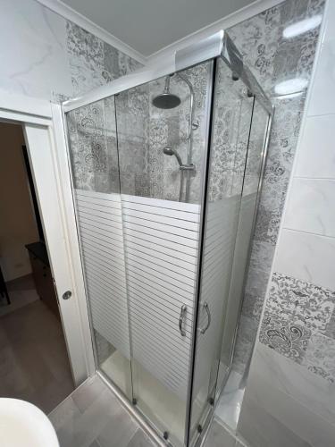 eine Dusche mit Glastür im Bad in der Unterkunft Cristiano room in Neapel