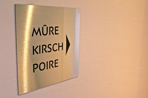 a sign on a door that reads more kirish poke at Hôtel L'Auberge Alsacienne in Eguisheim